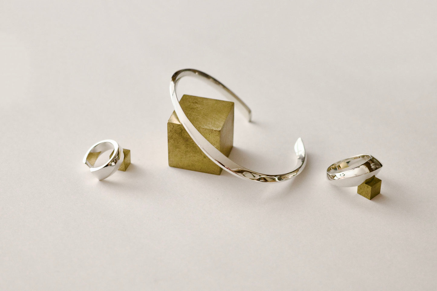 (左)〔002〕Silver Edge Ear cuff (中央)〔003〕Silver Edge Bangle (右)〔001〕Silver Edge Ring