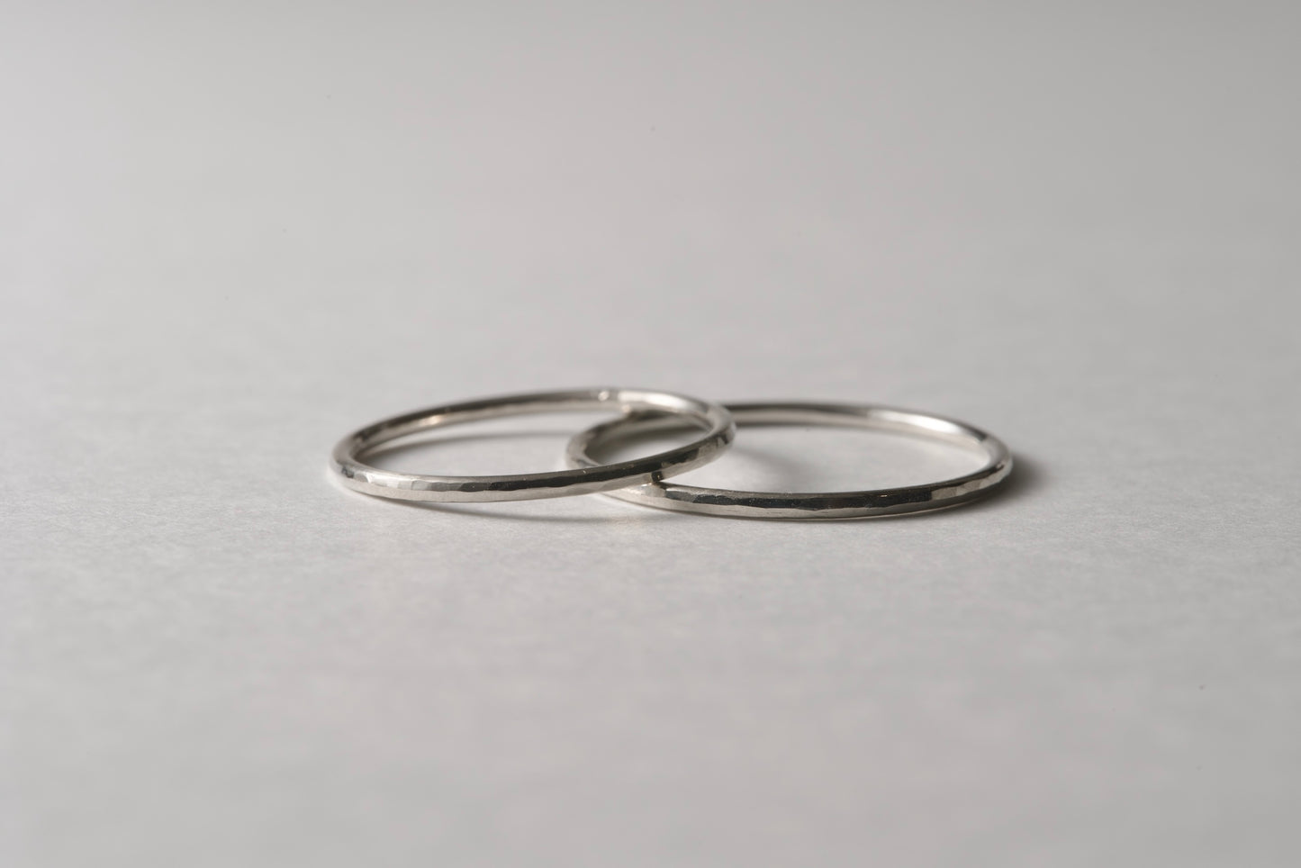 Delicate 18k gold ring / 1.0mm