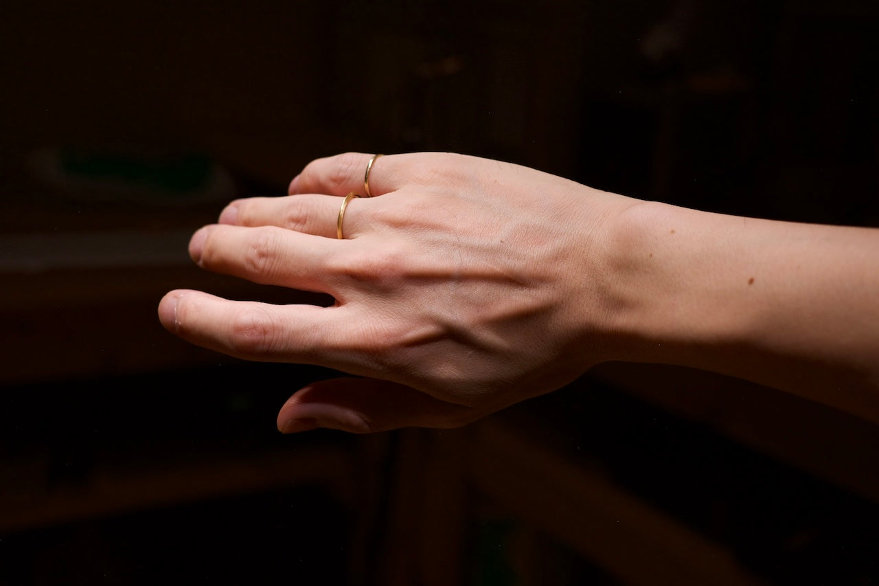 Angular 18K gold ring / 1.8mm