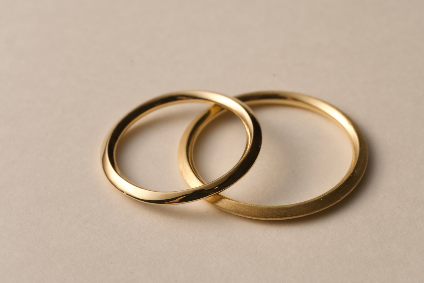 Angular 18K gold ring / 1.8mm