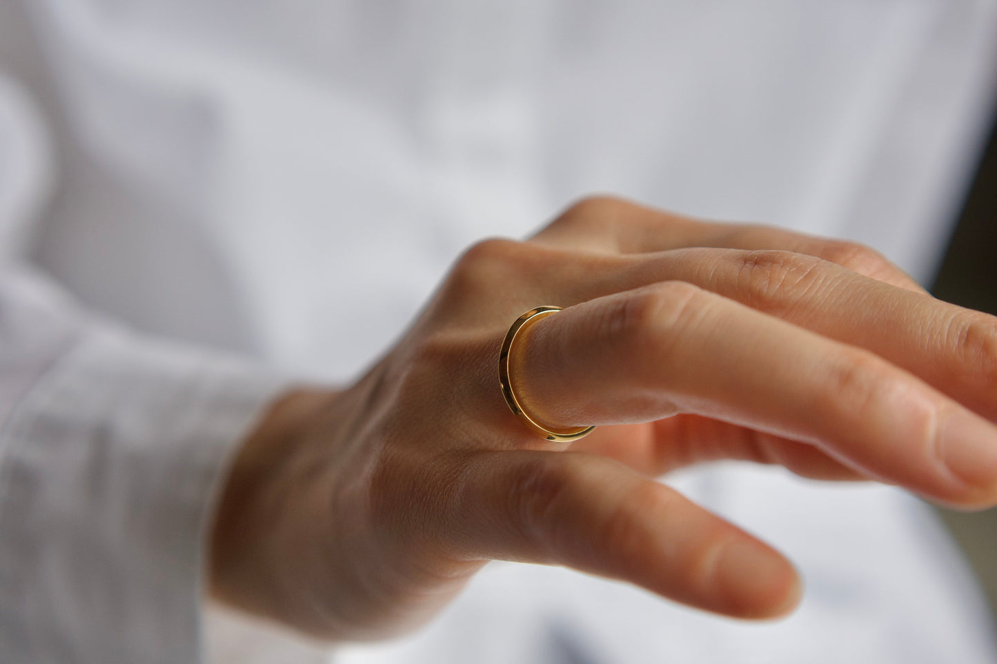 Angular 18K gold ring / 1.8mm