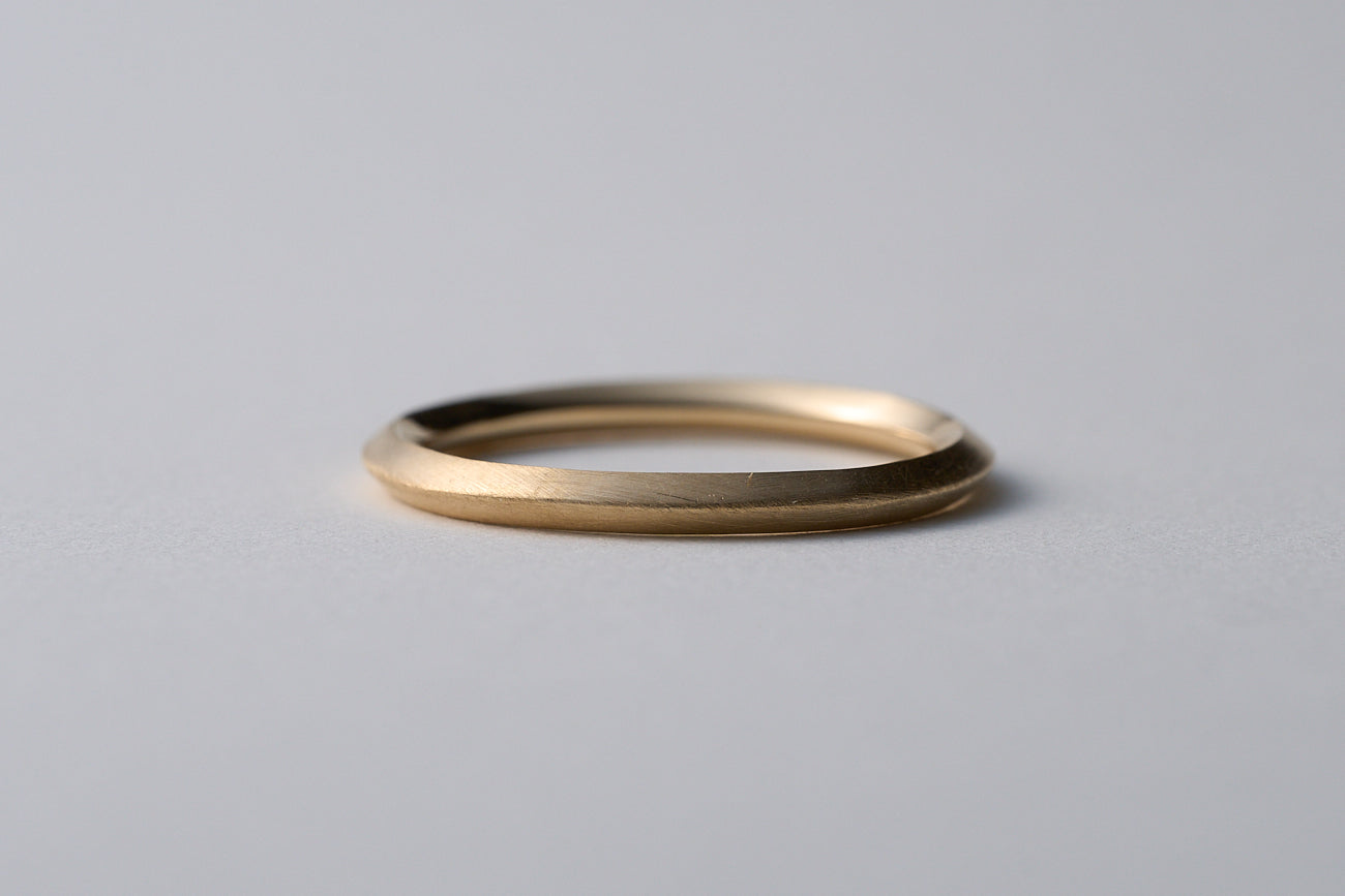 Angular 18K gold ring / 1.8mm