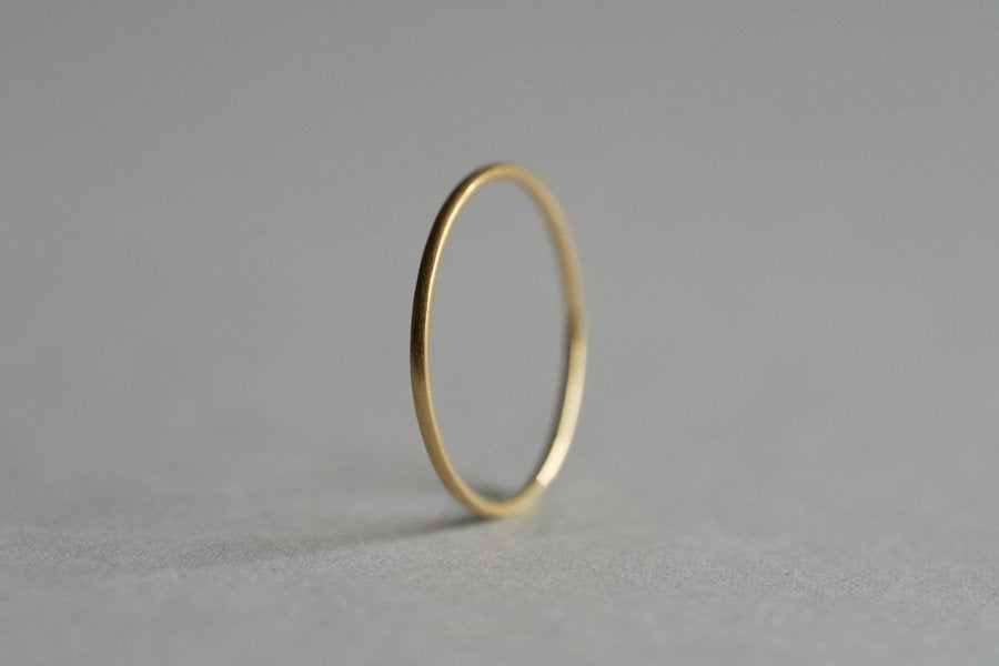 Delicate 18k gold ring / 1.0mm