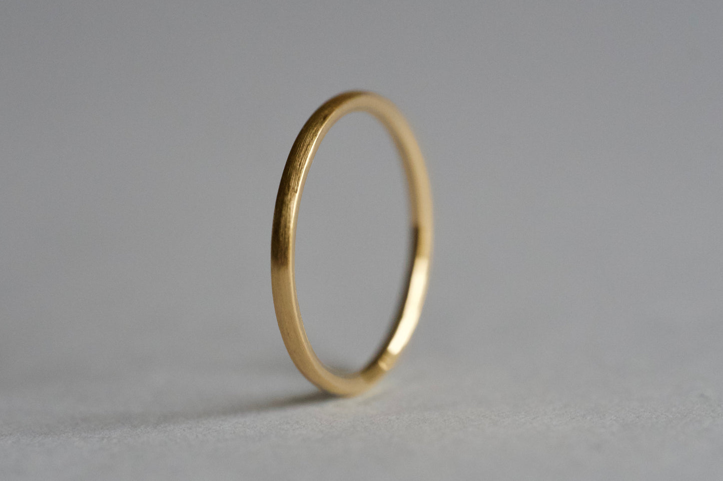 Delicate 18k gold ring / 1.5mm