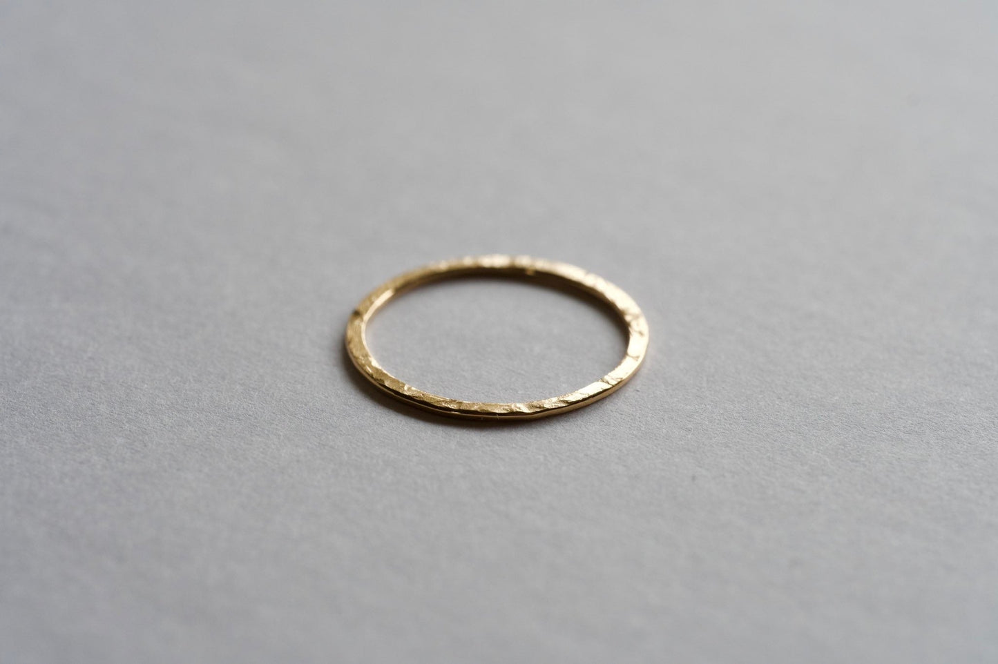 18K flat hammered ring / 0.7mm