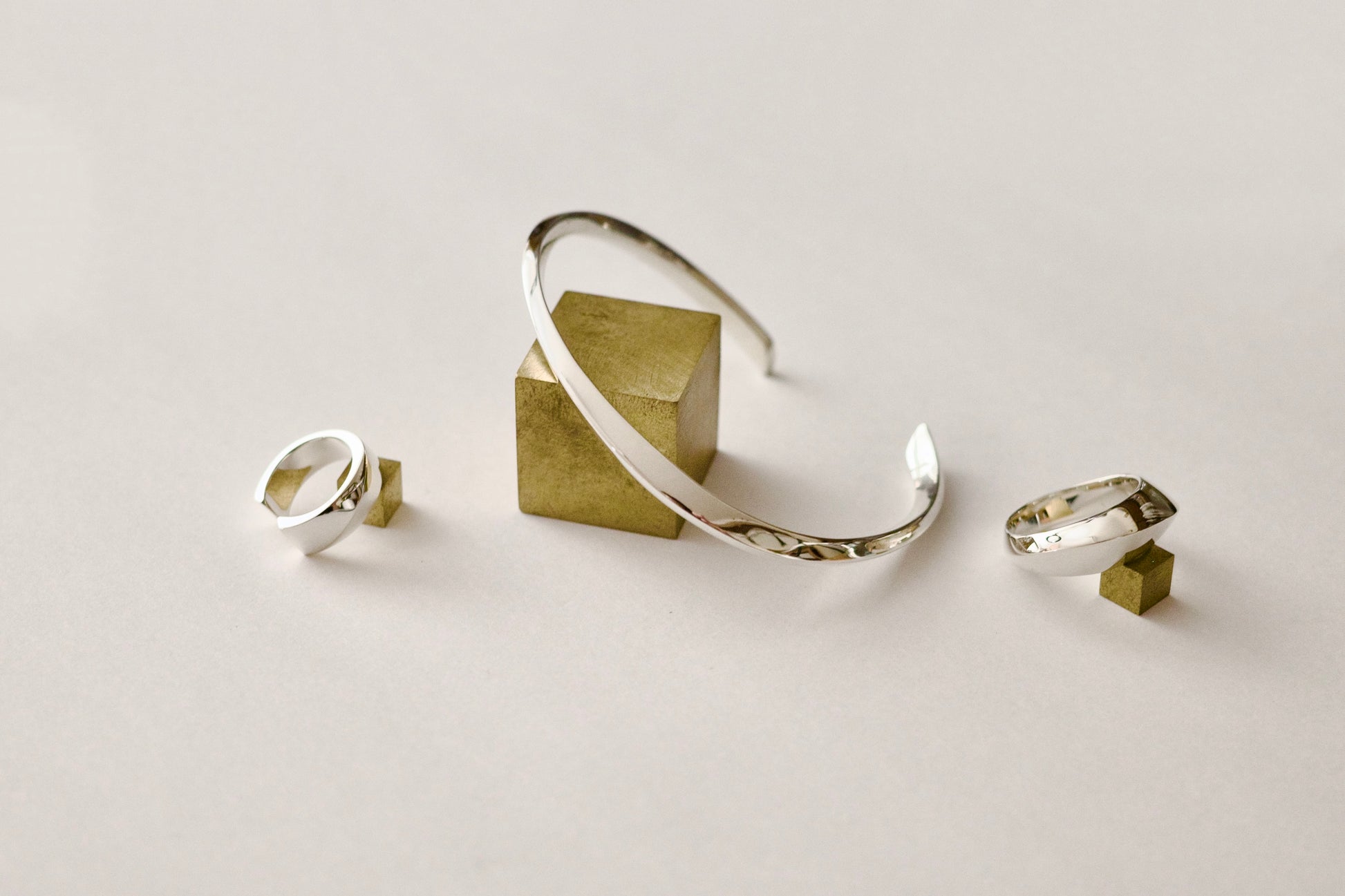 (左)〔002〕Silver Edge Ear cuff (中央)〔003〕Silver Edge Bangle (右)〔001〕Silver Edge Ring