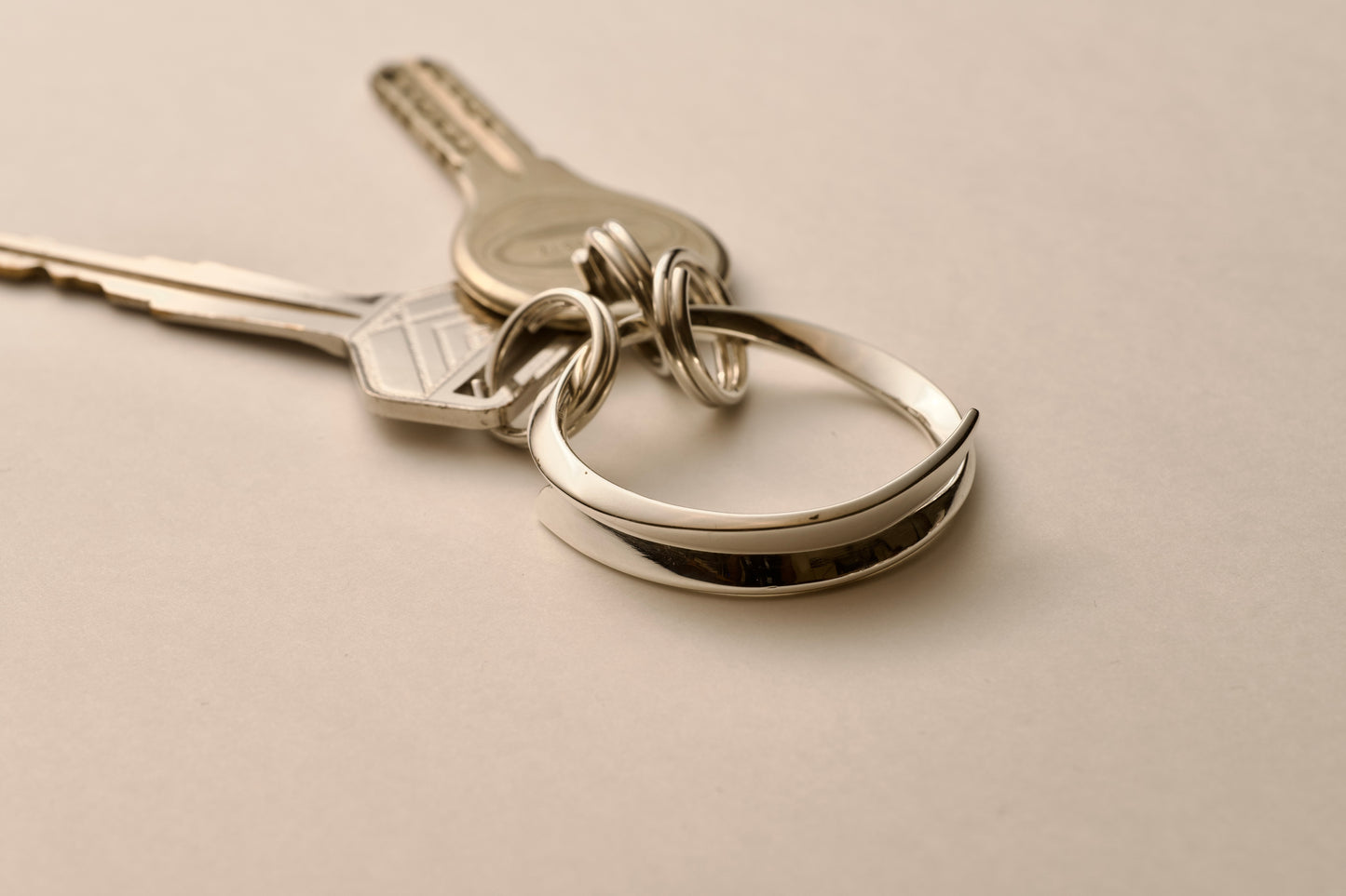 〔004〕Silver Key Loop に専用二重カンが３つ付き、そのカンに鍵がついている