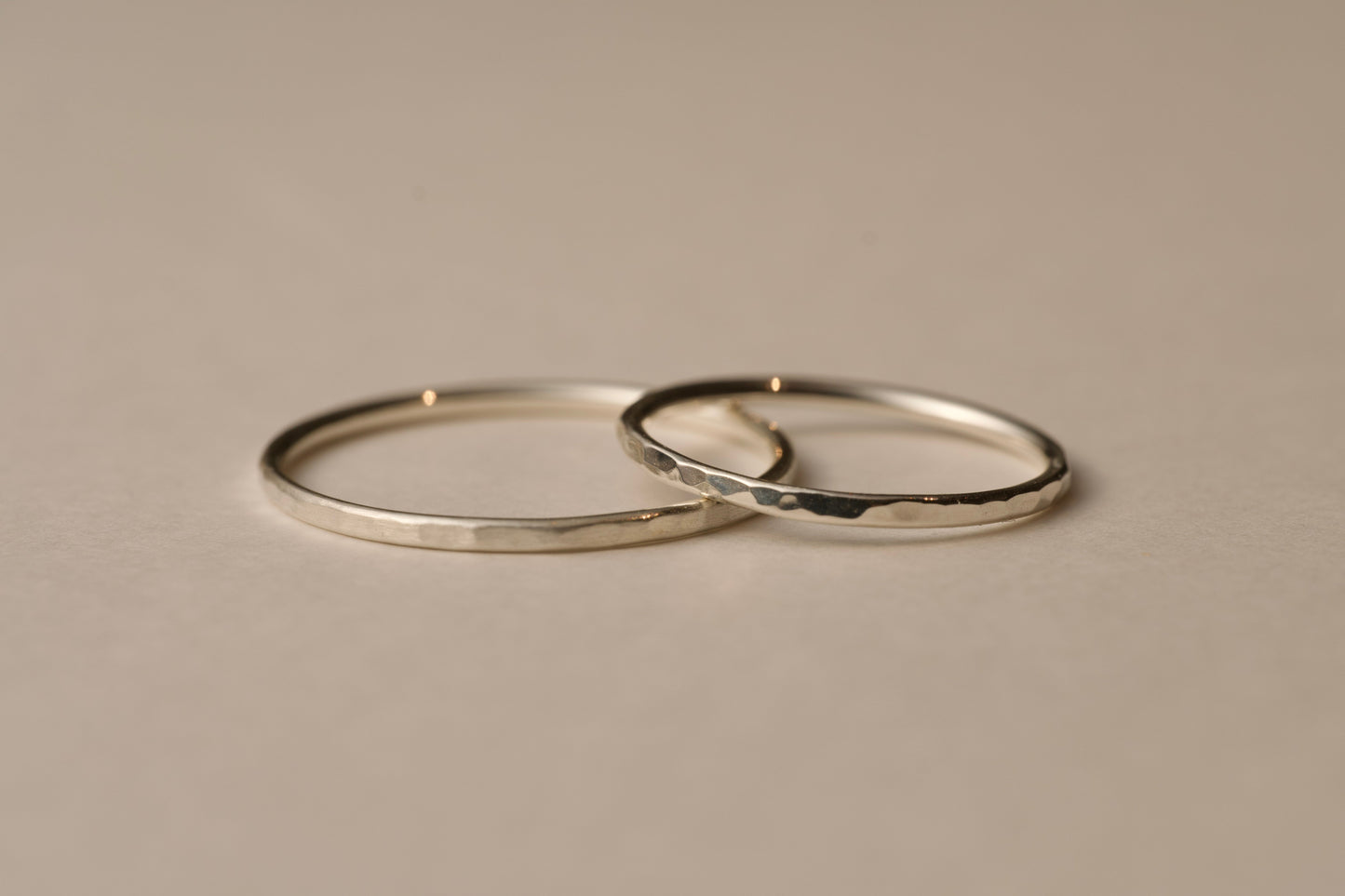 槌目の入った銀の華奢な指輪 / 1.0mm