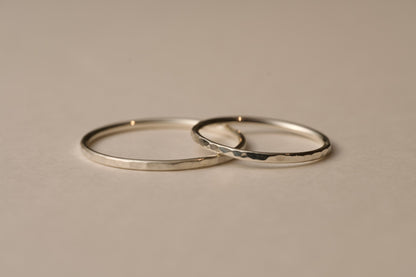 槌目の入った銀の華奢な指輪 / 1.0mm