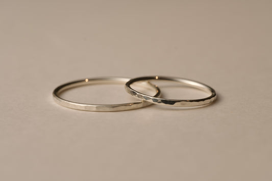 槌目の入った銀の華奢な指輪 / 1.0mm