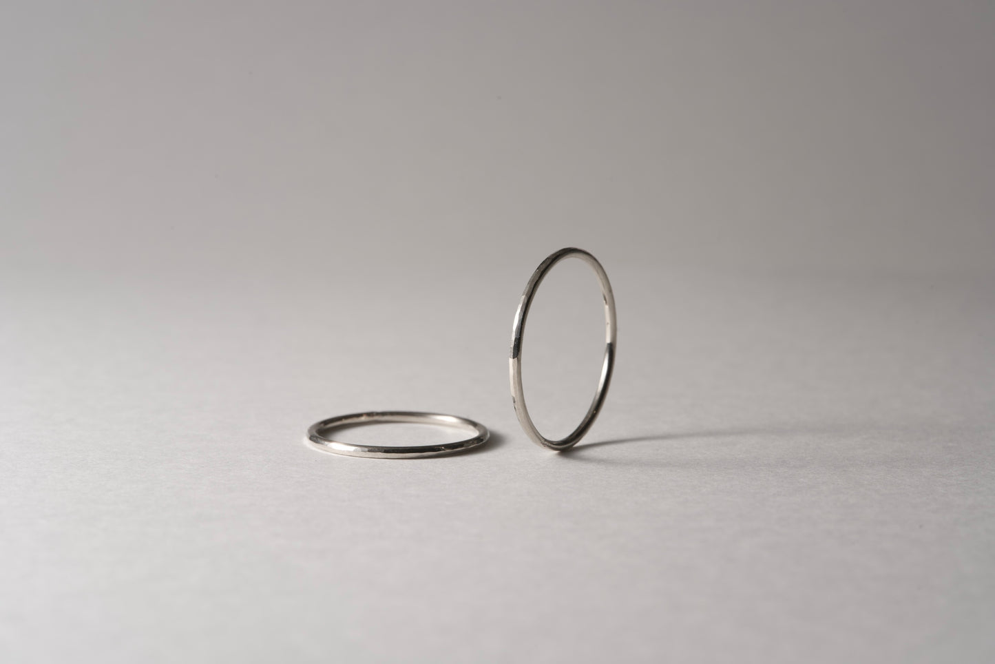 Delicate 18k gold ring / 1.0mm