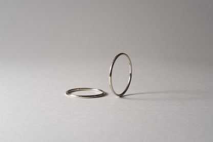 Delicate 18k gold ring / 1.0mm
