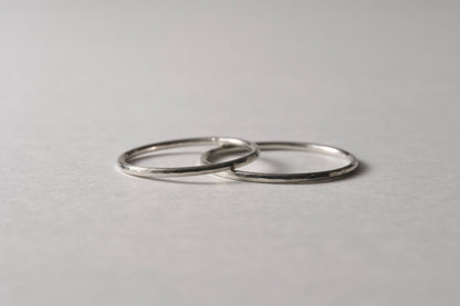 Delicate 18k gold ring / 1.0mm