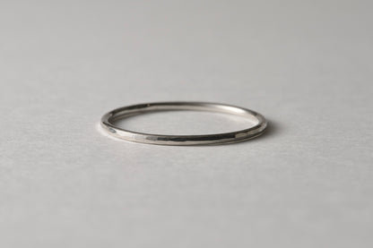 Delicate 18k gold ring / 1.0mm
