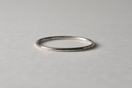 Delicate 18k gold ring / 1.0mm