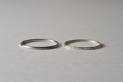 Delicate 18k gold ring / 1.0mm