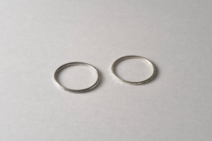 Delicate 18k gold ring / 1.0mm