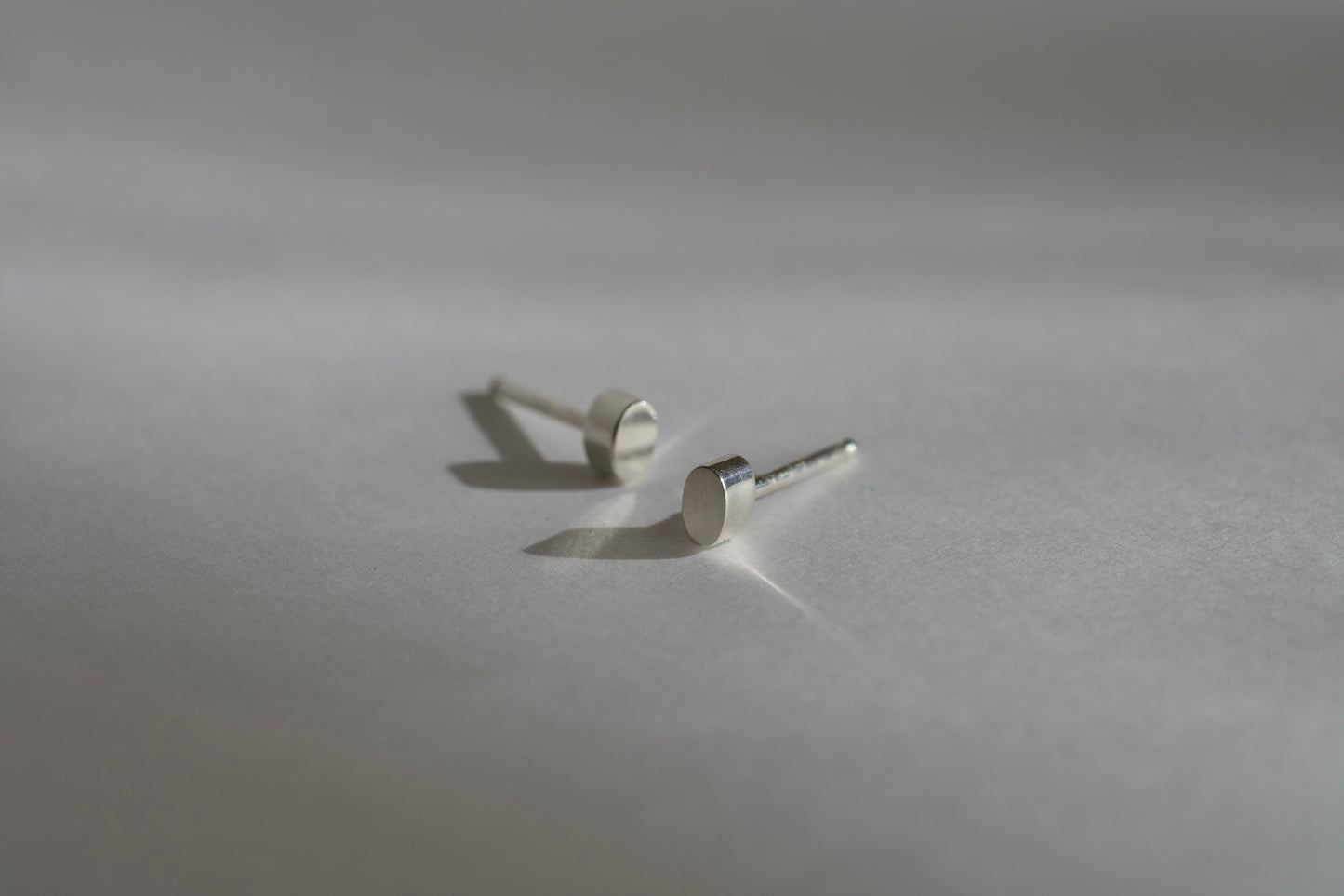 銀の米粒のようなピアス / １粒