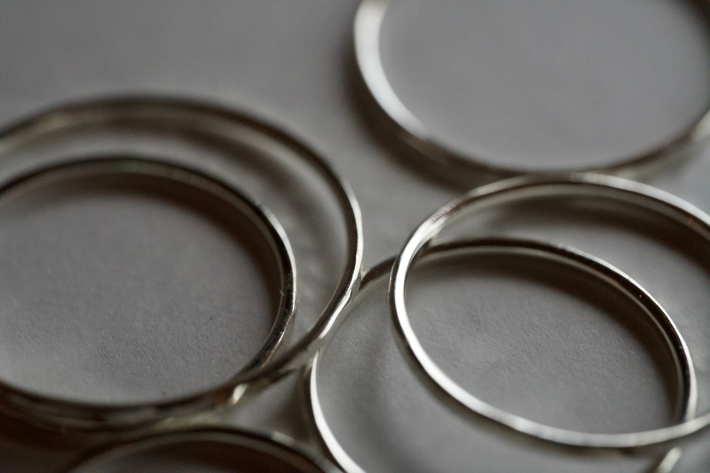 槌目の入った銀の華奢な指輪 / 1.0mm