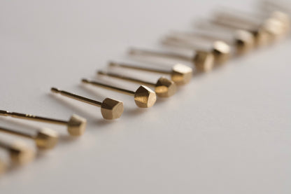 18金の小石ピアス / ひとつ