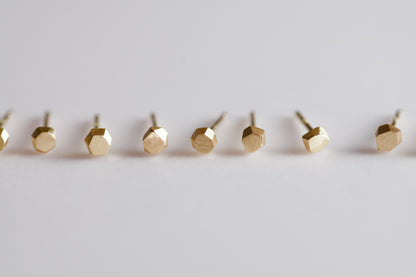 18金の小石ピアス / ひとつ