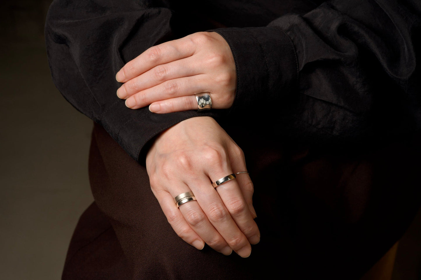 槌目の入った銀の華奢な指輪 / 1.0mm