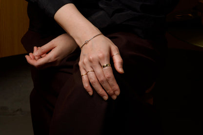 槌目の入った銀の華奢な指輪 / 1.0mm