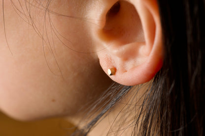 18金の小石ピアス / ひとつ