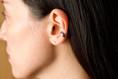 艶やかなイヤーカフ