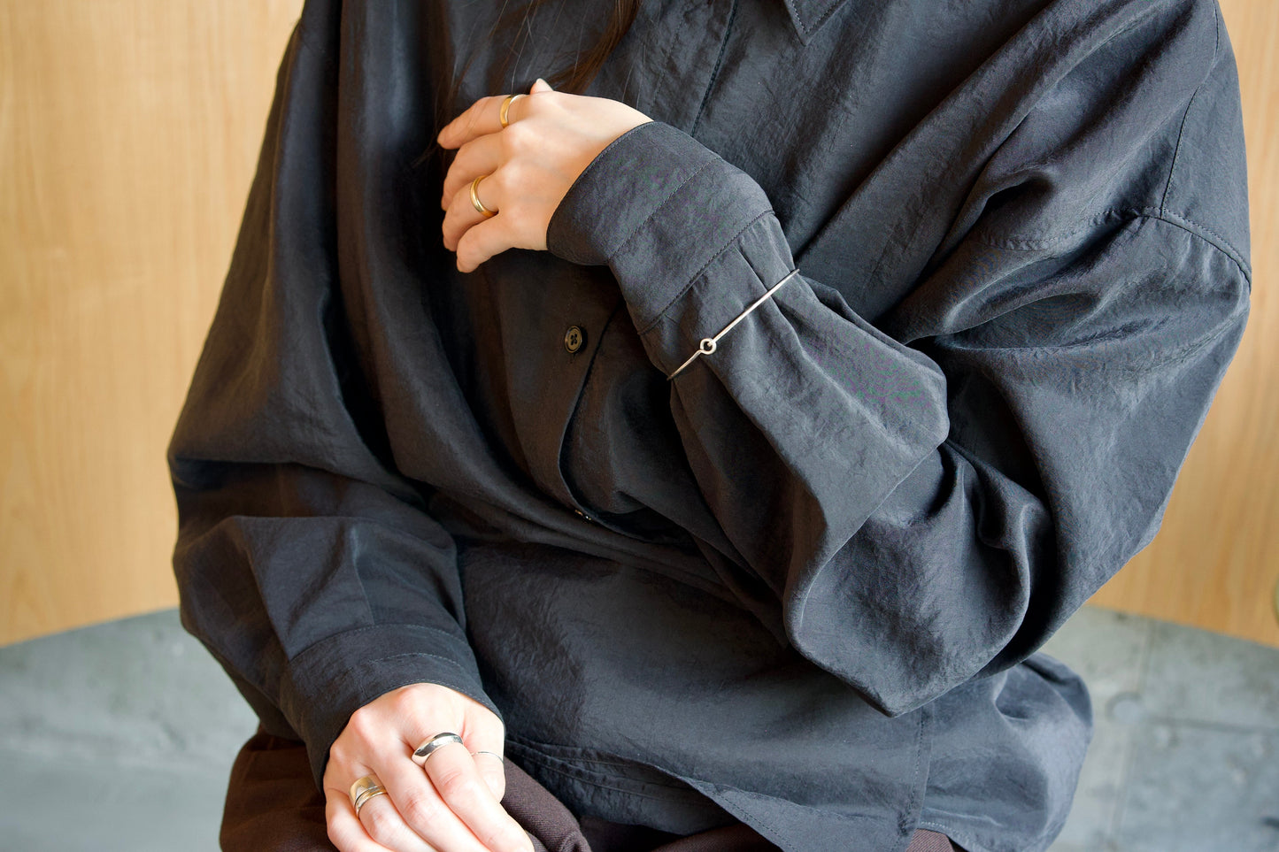 槌で叩き上げた華奢な腕輪