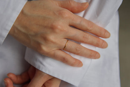 18金の平らに叩き上げた指輪  / 0.7mm