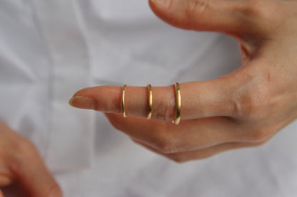 18金の平らに叩き上げた指輪  / 0.7mm