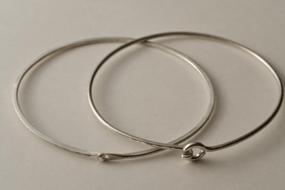 槌で叩き上げた腕輪 / 曲げフック