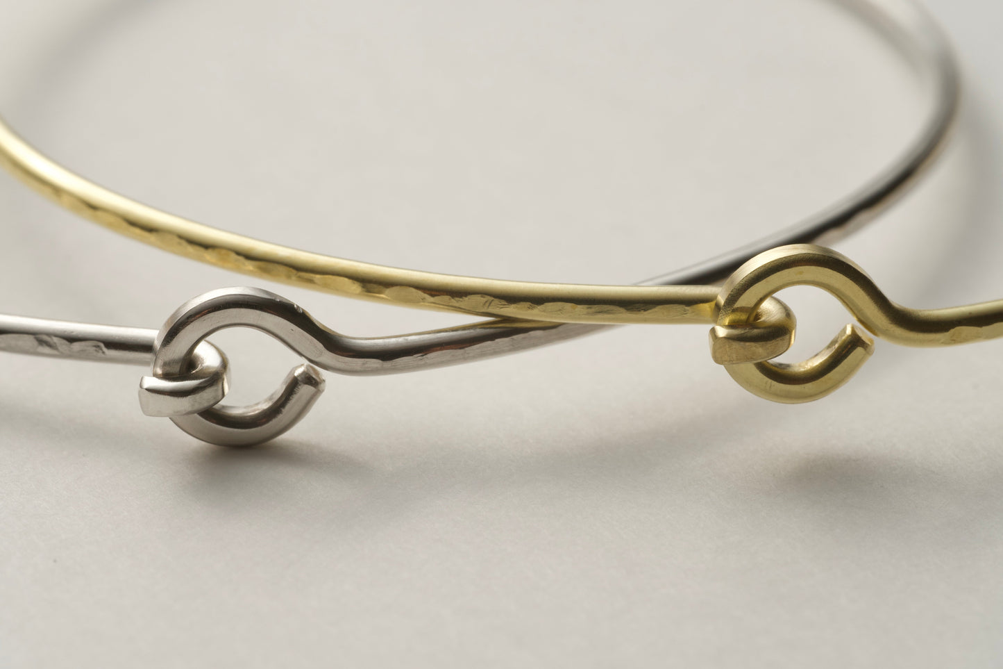 槌で叩き上げた腕輪 / 曲げフック