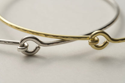 槌で叩き上げた腕輪 / 曲げフック