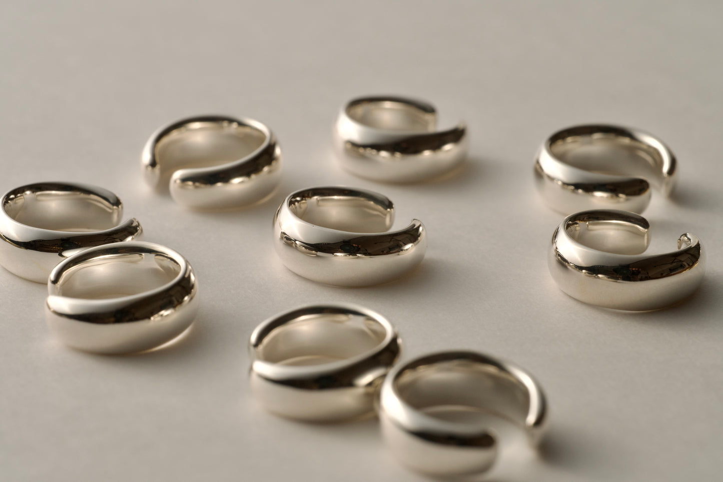 艶やかなイヤーカフ