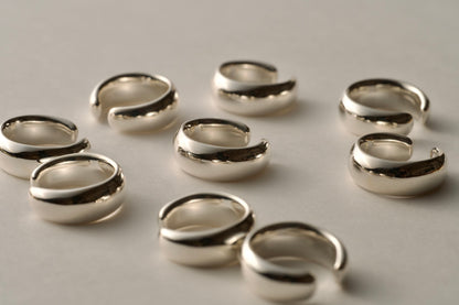 艶やかなイヤーカフ