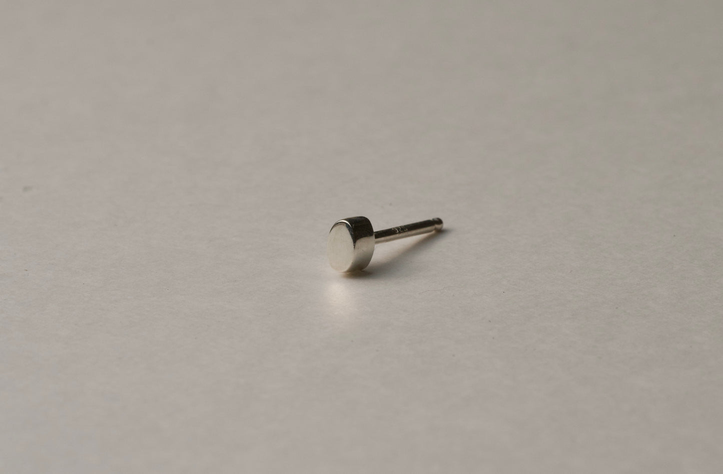 銀の米粒のようなピアス / １粒