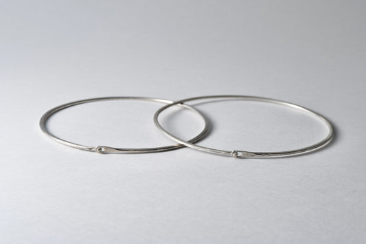 槌で叩き上げた華奢な腕輪 (シルバー925)