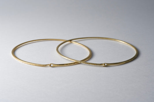 槌で叩き上げた華奢な腕輪 (真鍮)