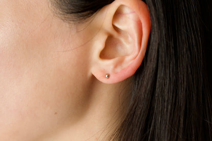 18k gold pebble earrings / one