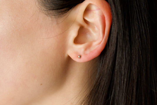 18k gold pebble earrings / one