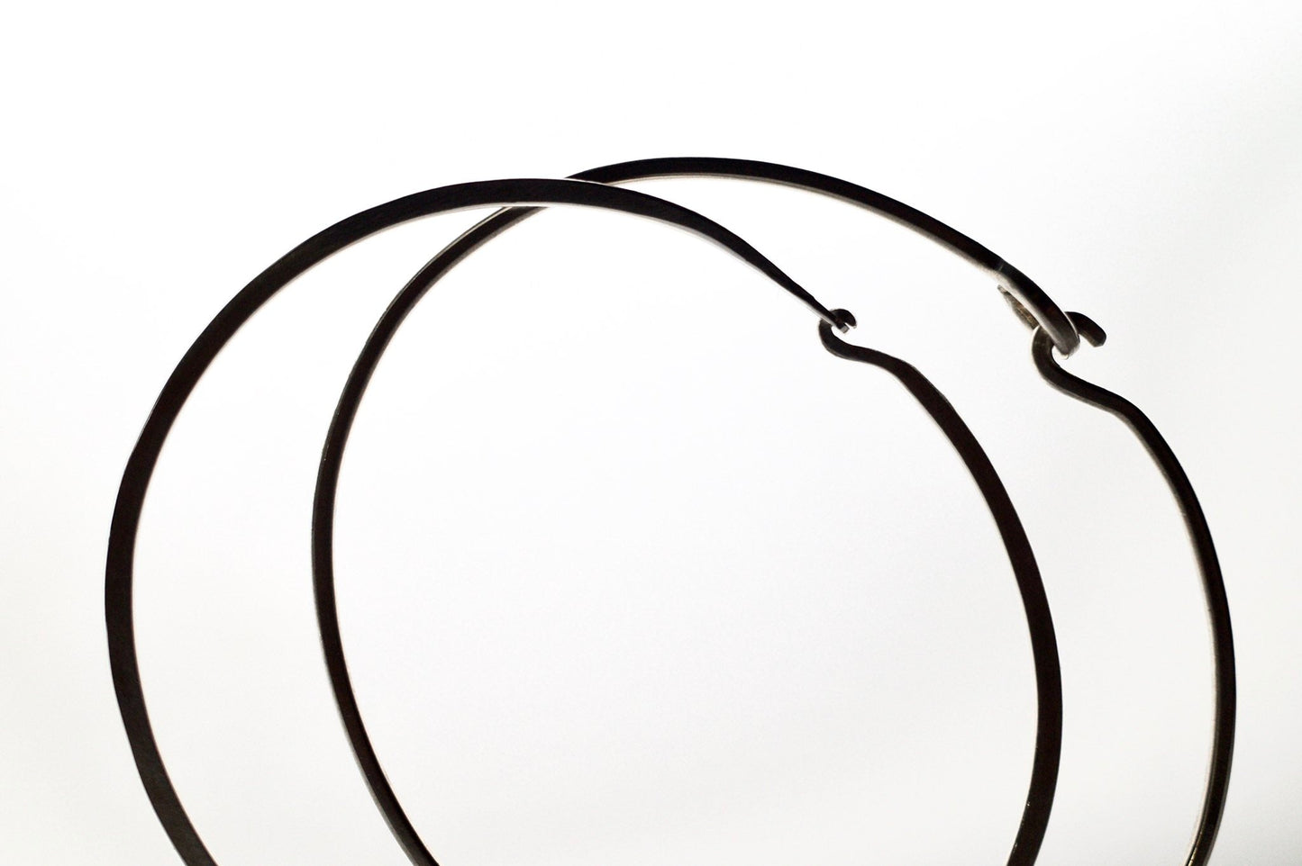 槌で叩き上げた腕輪 / 曲げフック