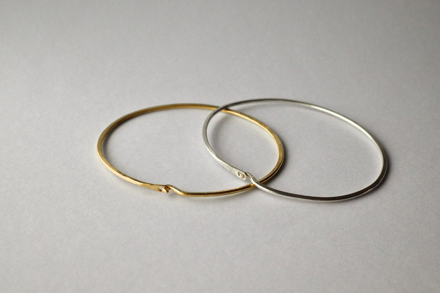 槌で叩き上げた華奢な腕輪