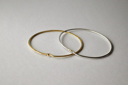 槌で叩き上げた華奢な腕輪