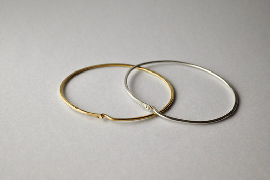 槌で叩き上げた華奢な腕輪