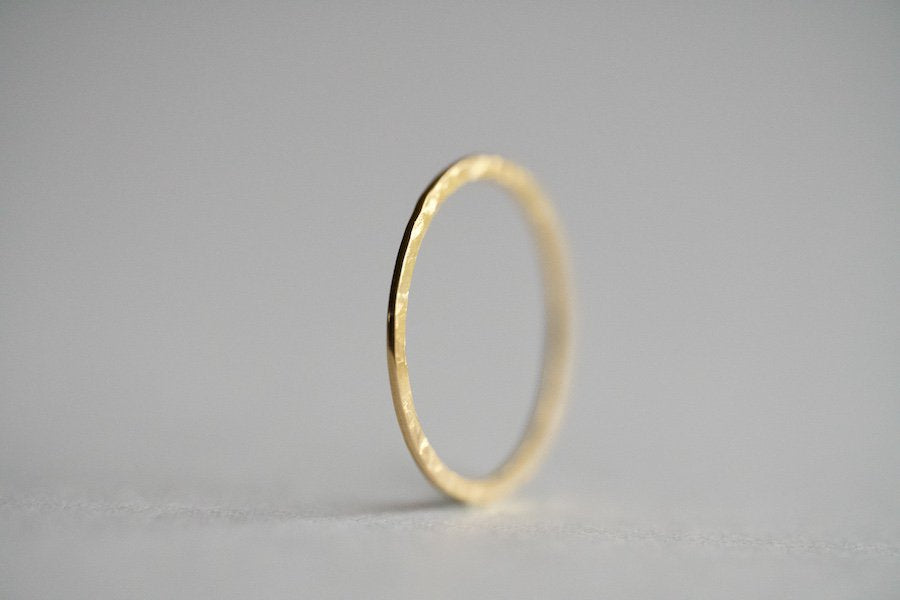 18金の平らに叩き上げた指輪  / 0.7mm