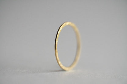18金の平らに叩き上げた指輪  / 0.7mm