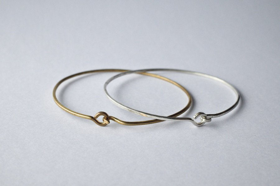 槌で叩き上げた腕輪 / 曲げフック