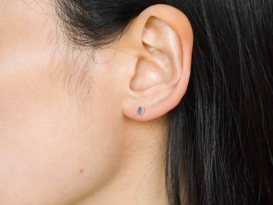 銀の米粒のようなピアス / １粒